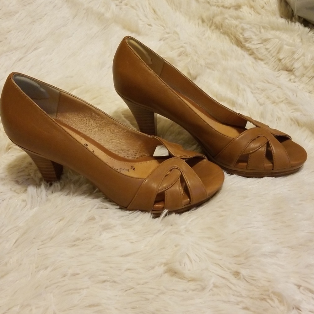 Sofft tan peek toe heels